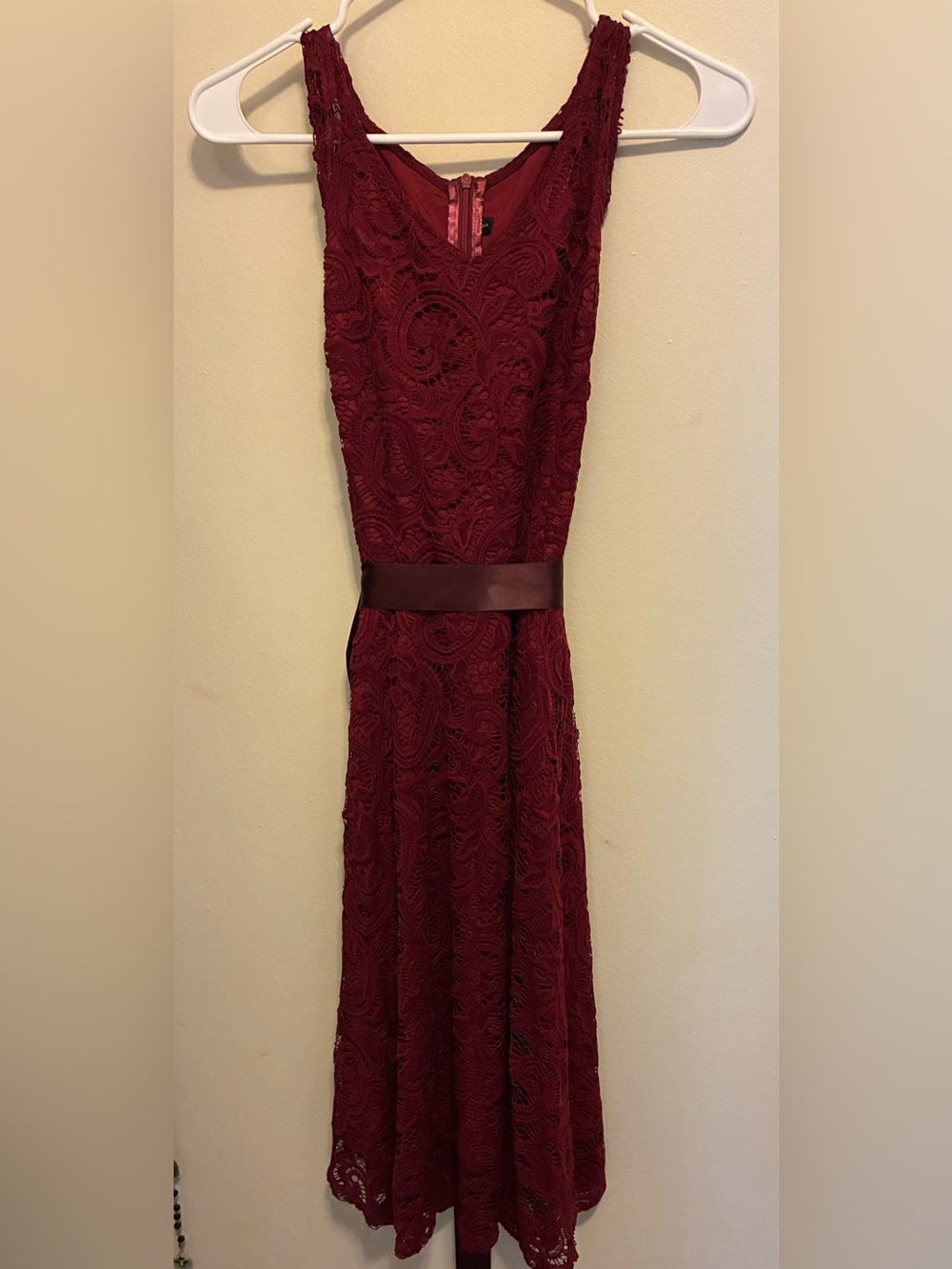 Sleeveless Lace Midi Dress in Burgundy